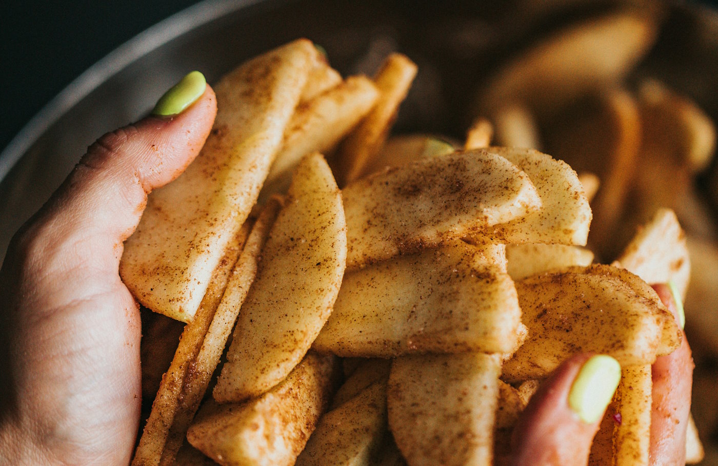 apple slices with cinnamon 